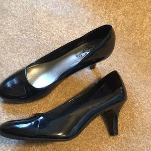 BLACK PATENT LEATHER HEELS